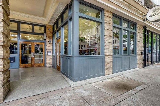 Building Photo - 910 Houston St