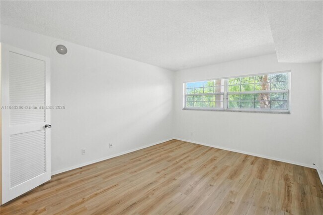 Building Photo - 3850 Oaks Clubhouse Dr