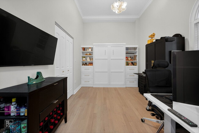 Building Photo - 1526 W Monroe St