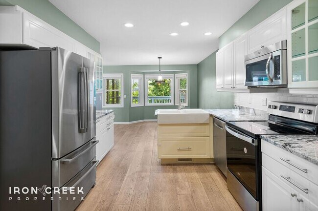 Building Photo - 8 Briar Knoll Ct