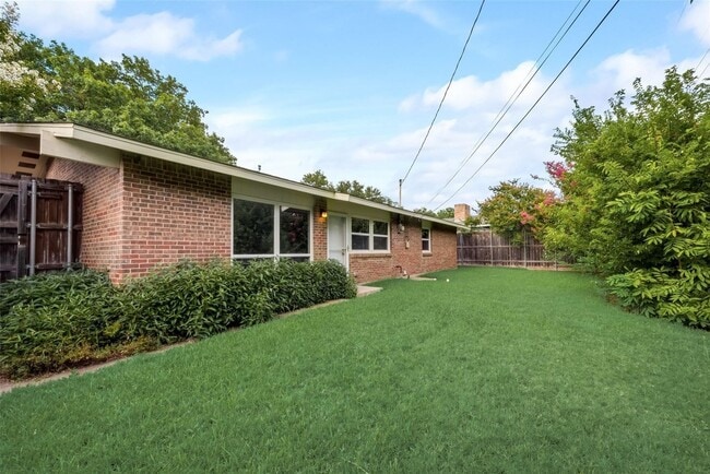 Building Photo - Fabulous modern house located in highly desirable Greenwood Hills