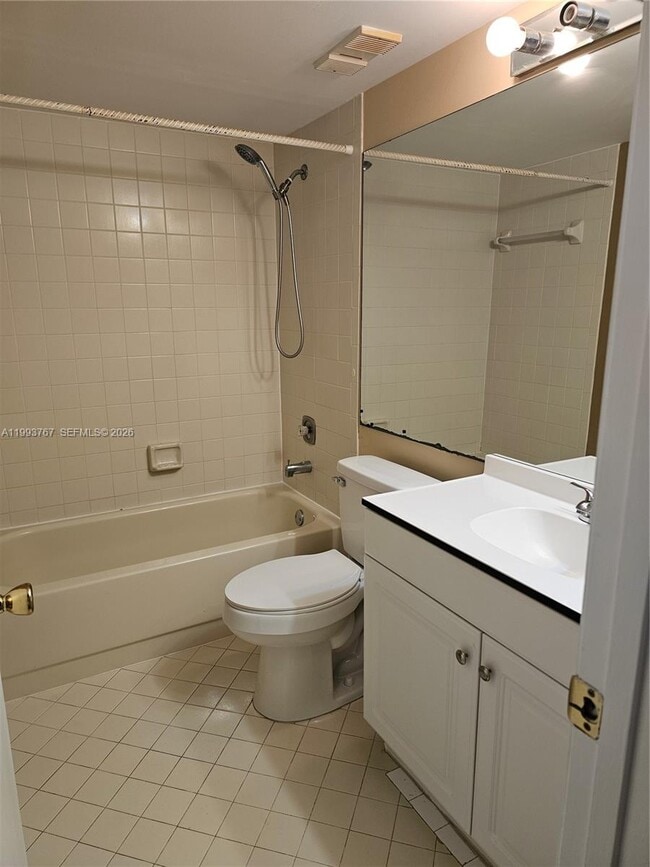 Building Photo - 114 Lake Emerald Dr