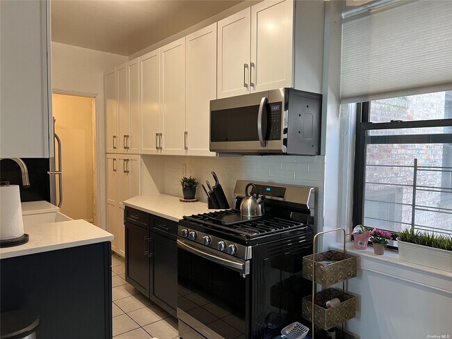 Building Photo - 77-16 Austin St