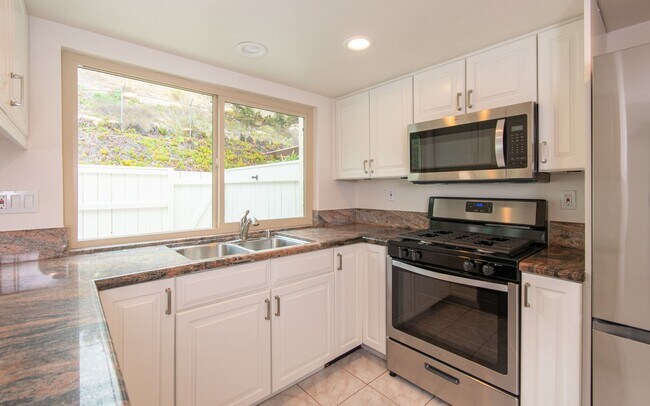 Building Photo - 3 Bedroom, 2.5 Bathroom Townhome!