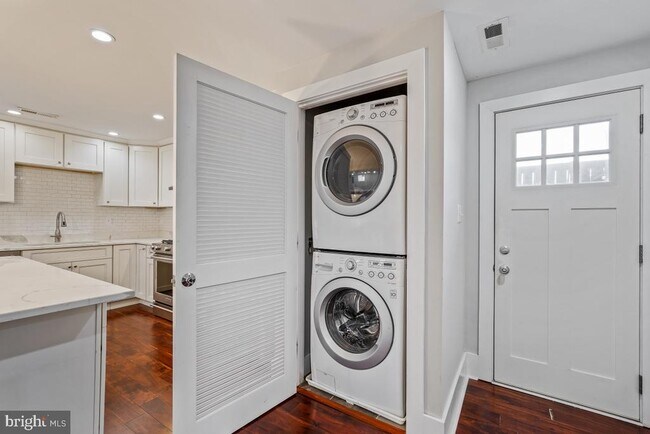 Building Photo - 837 Shepherd St NW