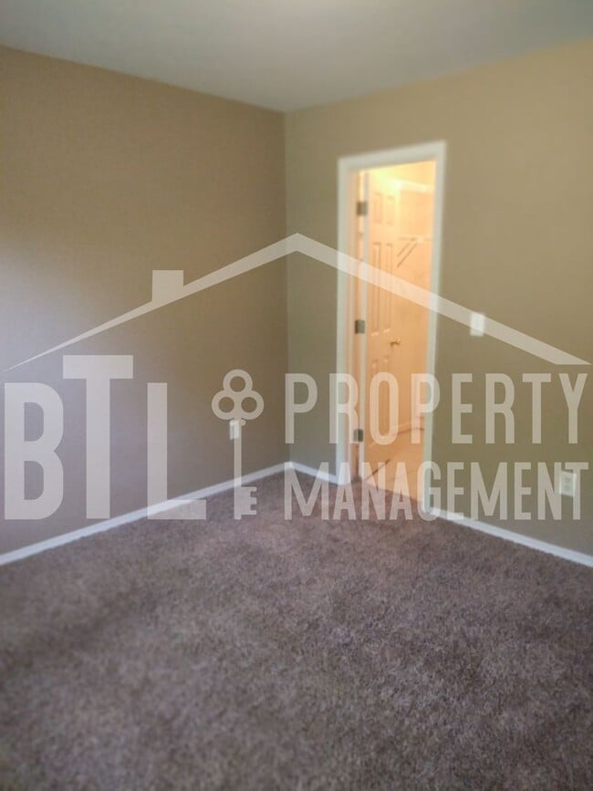Building Photo - 3 Bedroom 2 Car Garage Duplex in Branson