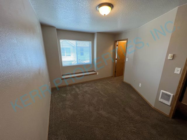 Building Photo - Beautiful 2 bedroom duplex located in Sout...