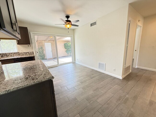 Building Photo - Charming 2 Bedroom Condo for Rent in Newhall!