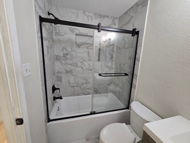 Building Photo - 5640 Birchmont Dr