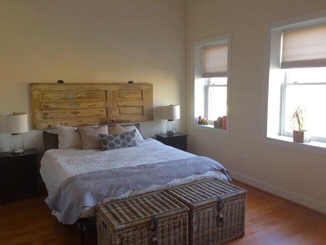 Building Photo - Logan Circle Light Filled One Bedroom with Den Loft with Balcony and Parking!