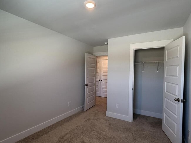 Building Photo - 105 S Grassland Rd