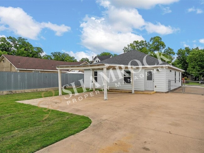 Building Photo - 1107 Primrose Dr