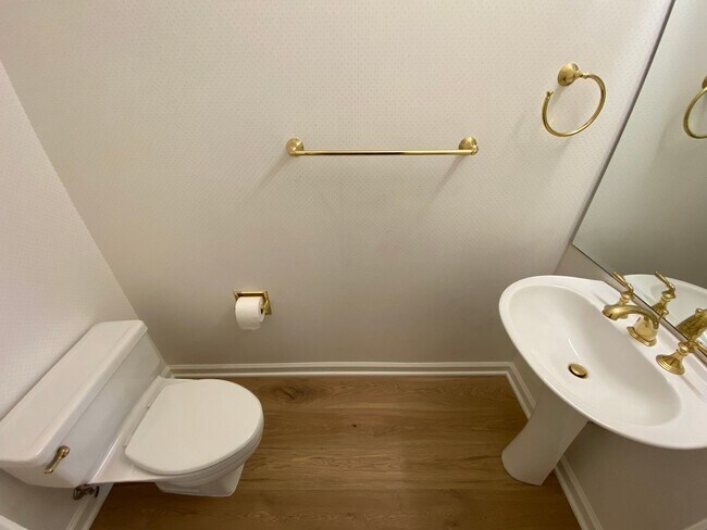 Building Photo - Beautiful, Spacious Condo in Excellent Location!