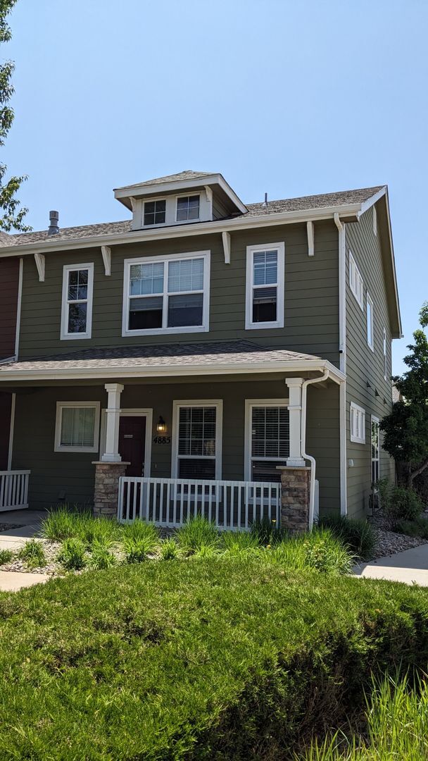 Building Photo - 2 STORY END UNIT TOWNHOME W/DETACHED 2 CAR...