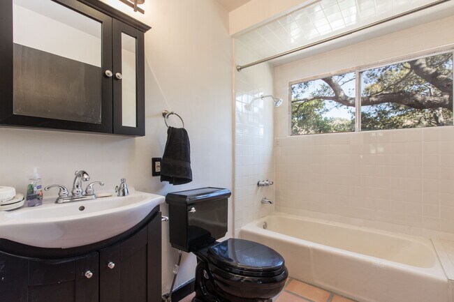 Building Photo - 7846 Lilac Ln