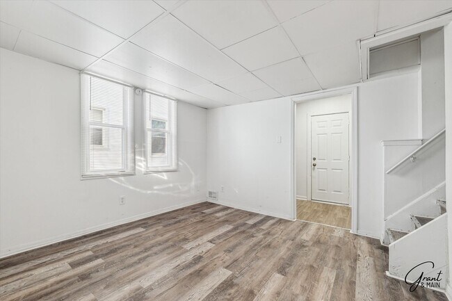 Building Photo - $1125 2 bed 1 bath is Warren