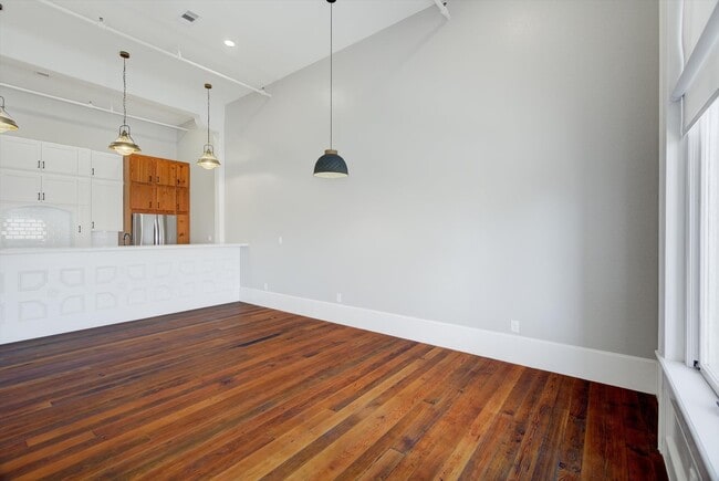 Building Photo - 2206 The Strand