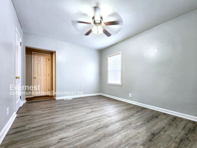 Building Photo - 1292 Beecher St SW
