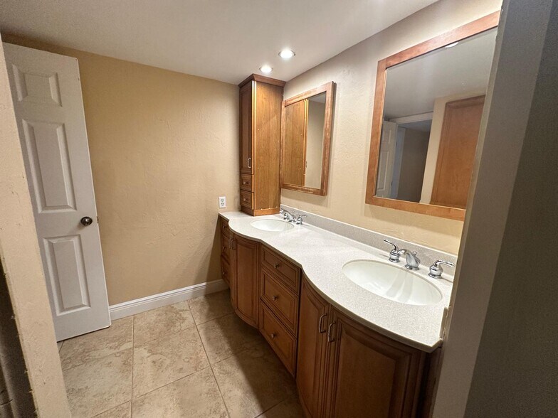 Building Photo - 1709 Park Meadows Dr