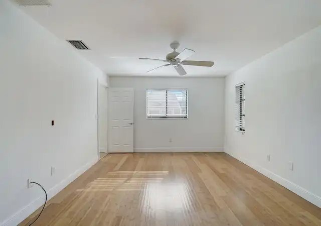 Building Photo - 1029 SE 18th Pl