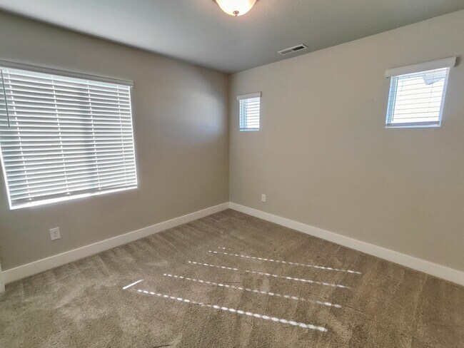 Building Photo - Spacious 6 Bed, 3.5 Bath Home in Clinton, UT