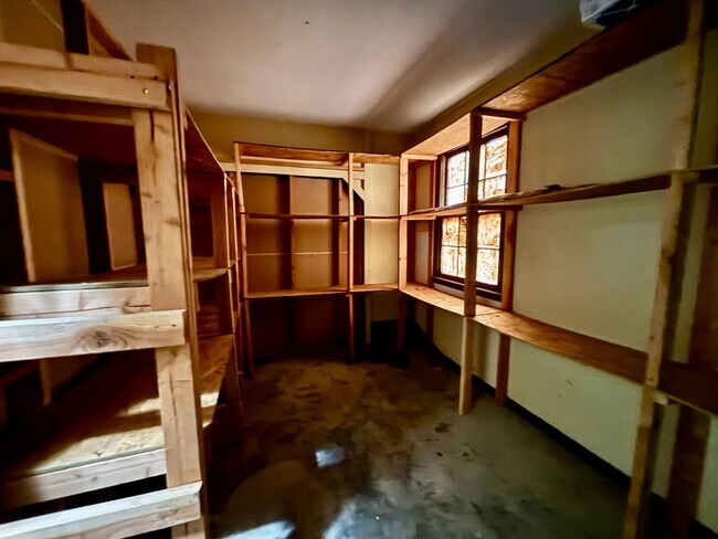 Building Photo - 2021 N Oak Dr