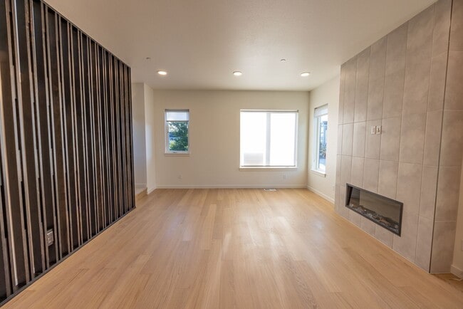 Building Photo - Riverside Townhomes - Waterfront Living in...