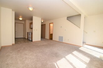 Building Photo - Townhouse style 2bed 1.5bath with attached garage