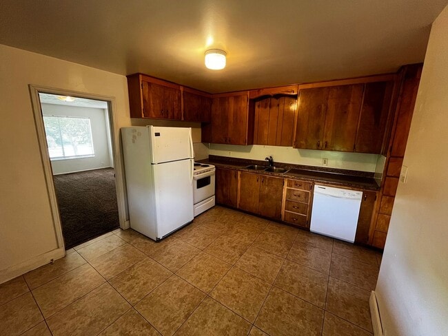 Building Photo - 568-574 E 200 S