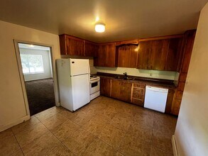 Building Photo - 568-574 E 200 S