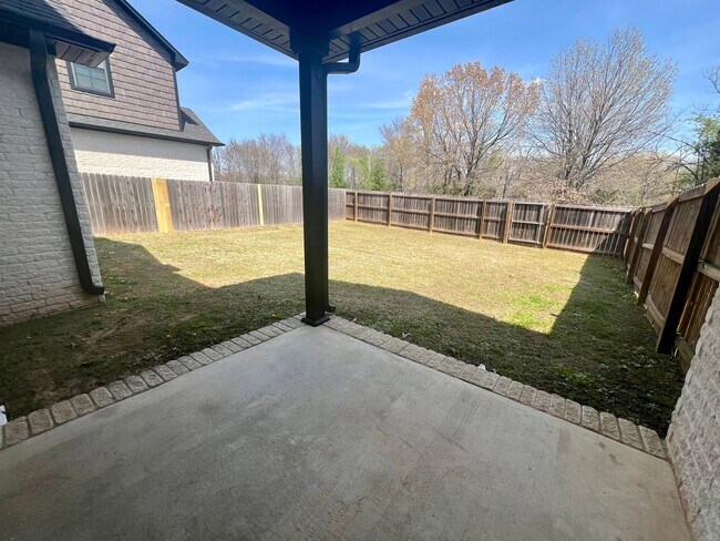 Building Photo - 3B/2.5B Spacious Townhome with Fenced Back...