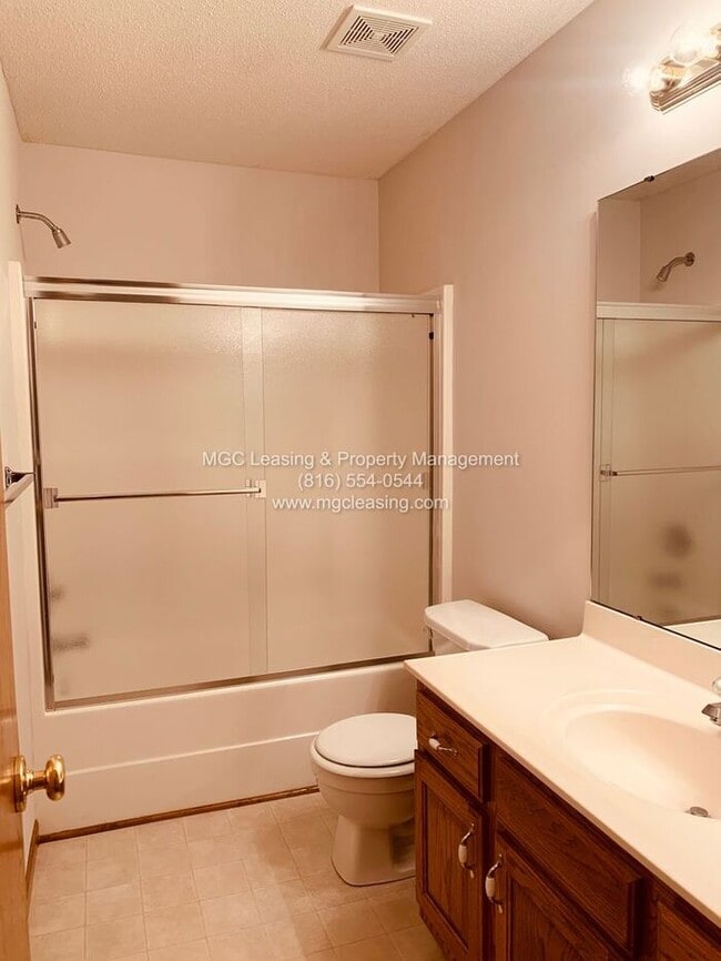 Building Photo - Spacious Raymore Townhome in Prime Remington Village Location