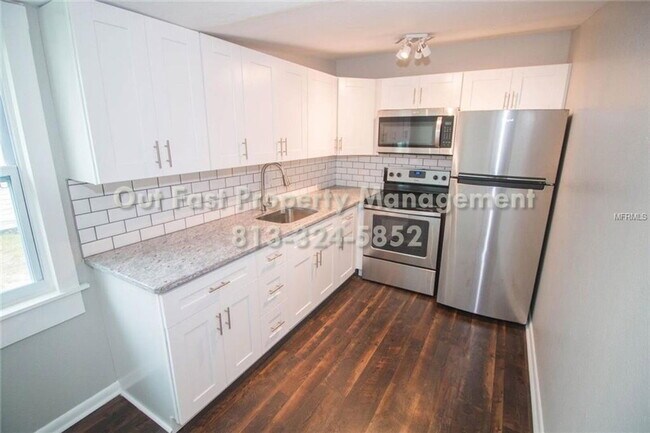 Building Photo - 226 SW Lincoln Cir N