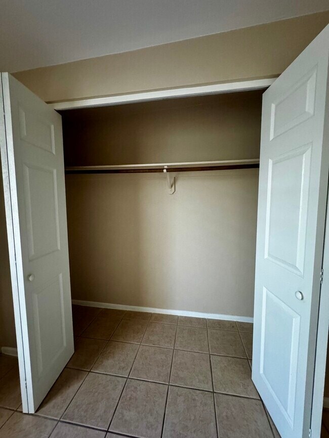 Building Photo - FOR RENT