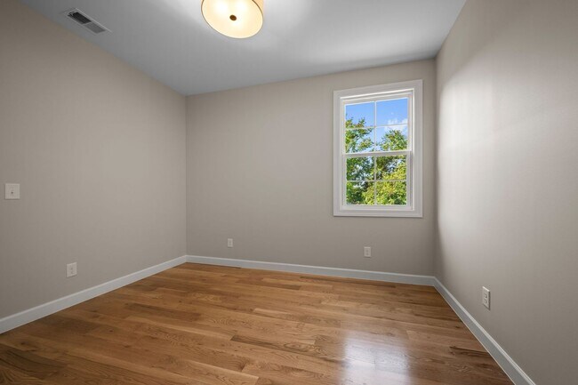 Building Photo - BRAND NEW! Spacious Nashville Home in a Qu...