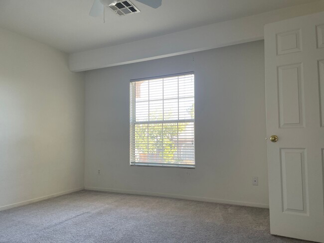 Building Photo - Three Bedroom 2 1/2 bath Townhouse