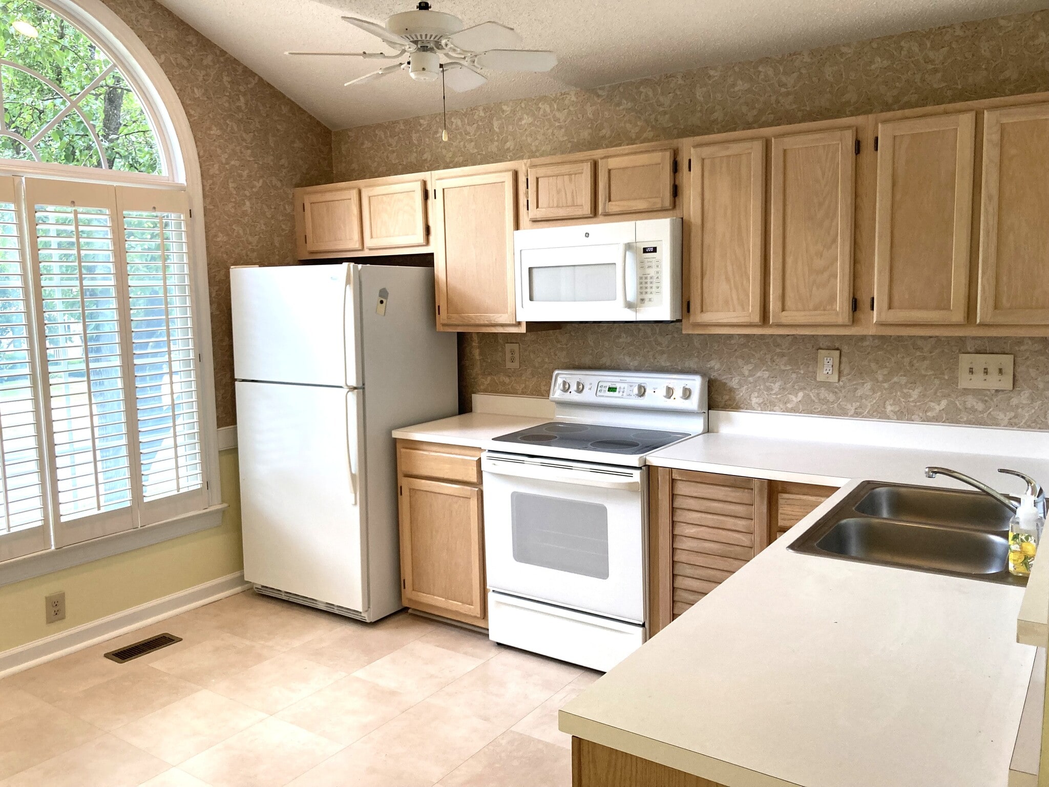 Modern kitchen has all appliances and plenty of storage - pantry too - 1243 Cranebridge Pl