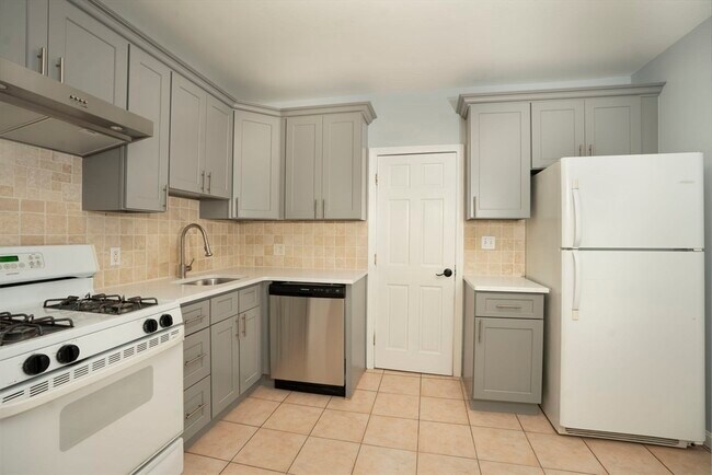 Building Photo - 46 Wyllis Ave