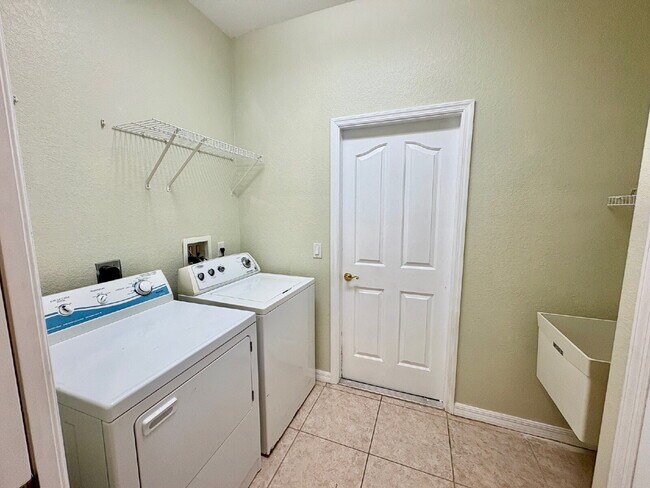 Building Photo - Peace, Comfort, and Great Location in this 3-Bedroom 2 Bath Pool Home in North Port!