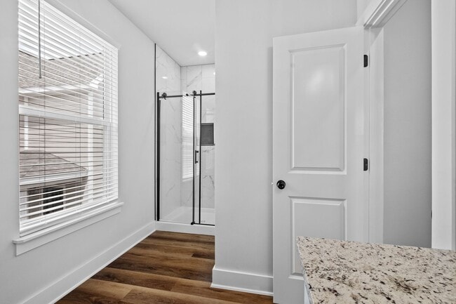 Building Photo - Beautiful and Modern Home!