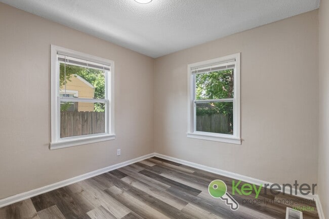 Building Photo - Freshly remodeled 2 bedroom + 2 bonus room...