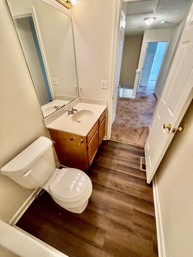 Building Photo - 2 Bedroom Townhouse in Richmond!