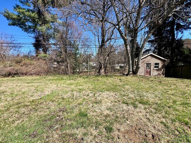 Building Photo - 303 Hedgerow Ln