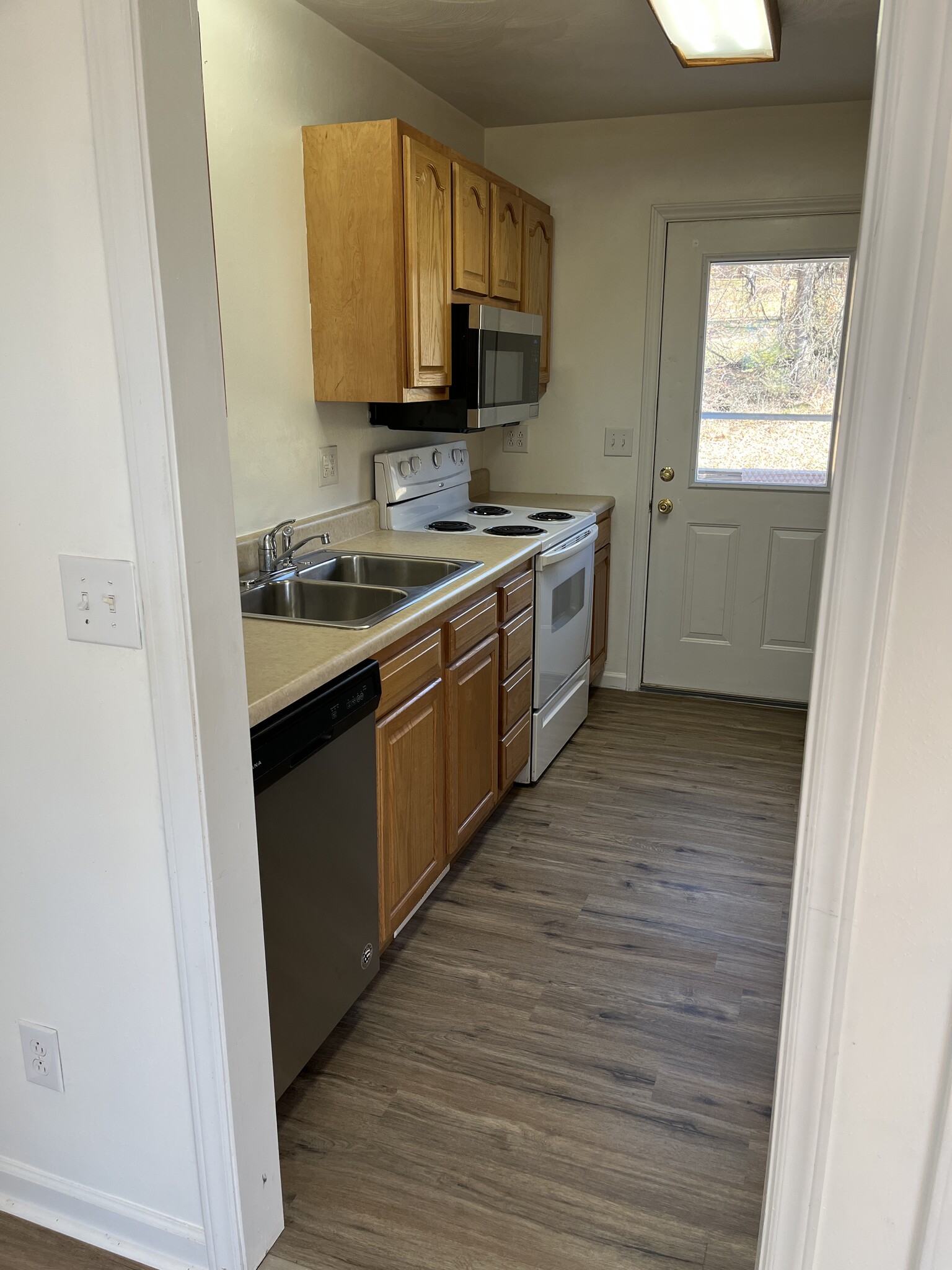 Kitchen - 1503 Grissom Ln