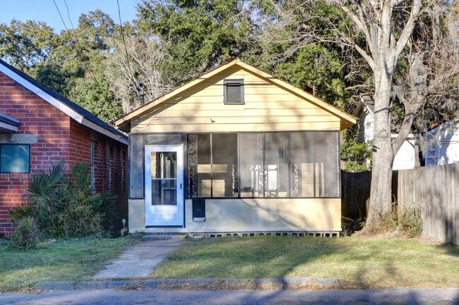 Building Photo - Cute Bungalow - great yard - Two Bedroom