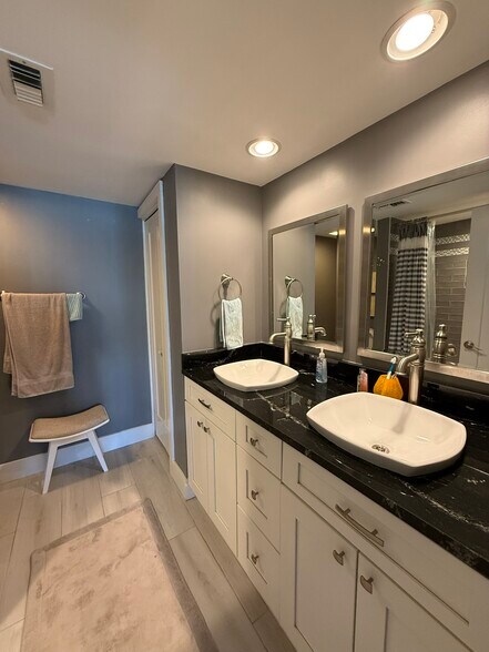 Main bathroom view 1 - 1460 Gulf Blvd