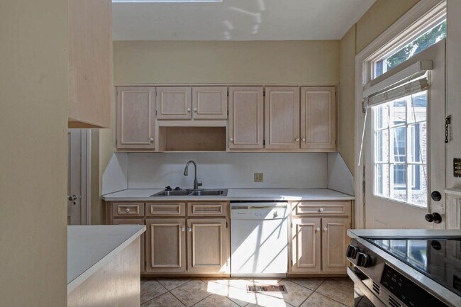 Building Photo - 1523 Dixon Dr