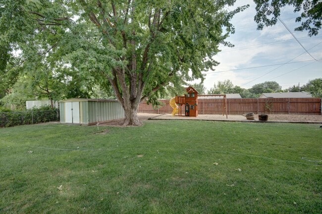 Building Photo - 4 Bedroom 2 Bathroom Located on the Boise Bench (Available for a 6 month lease).