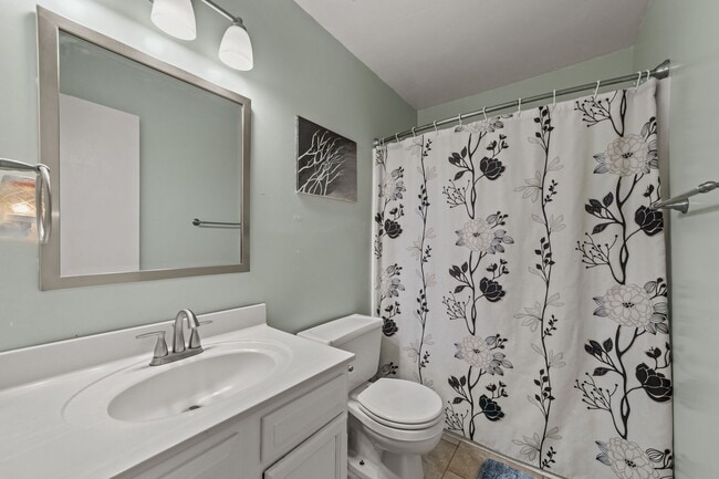 Building Photo - 5845 Glen View Dr