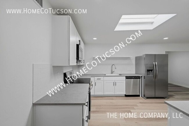 Building Photo - 7461 E Victoria Dr